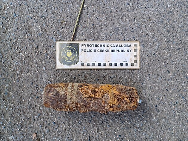 Neznámý jedinec vyhodil granát do kontejneru se elezem, narazil na nj a...