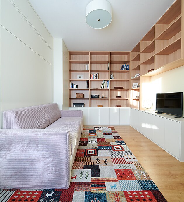 Pokoj m� 12 metr� �tvere�n�ch, funguje jako ob�vac� pokoj, lo�nice i pracovna.