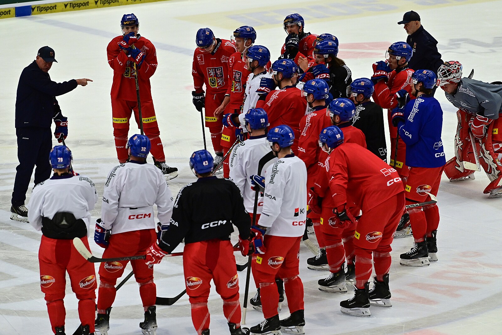 Hokejisté poprvé trénovali. Duo z Pardubic zná parťáka, Vladař nedorazí kvůli zranění