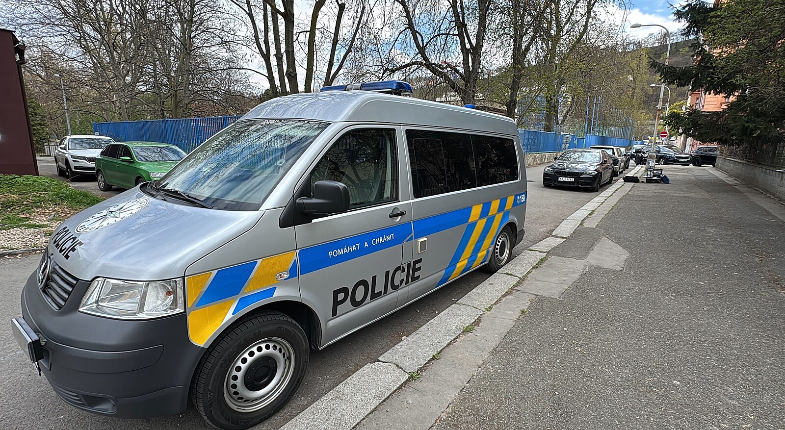 Loupež deseti milionů v Karlíně. Policie konečně pokročila s pátráním