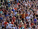 POHLED DO DAVU. Závodníci v t�sných rozestupech b�hem Pra�ského p�lmaratonu.