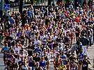 POHLED DO DAVU. Závodníci v t�sných rozestupech b�hem Pra�ského p�lmaratonu.