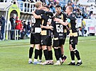 Fotbalisté Hradce oslavují gól na h�i�ti Slovácka.