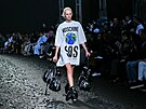 Moschino, podzimzima 2025 (kreativní editel Adrian Appiolaza)