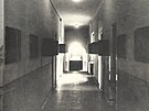 Chodba v ble neurenm bloku Kounicovch kolej, kde probhalo muen gestapa.
