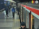 Sprejei zamkli cestujc, postkali metro, pak zmizeli v tunelu.