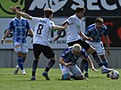 David Planka z Karviné reaguje smrem ke kleícímu Filipu Zorvanovi z Olomouce.