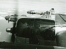 Americk bombardry B-17. Letoun uprosted byl sestelen pi akci na...