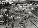 Ponien koleje v rafinerii v Zlu u Mostu po jednom z nlet. Snmek je z...