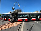 V Hostivai se autobus neveel do kiovatky, po nehod je tm rozplen