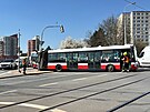 Nehoda autobusu MHD blokuje kiovatku ve vehlov ulici na Praze 15. (4. dubna...