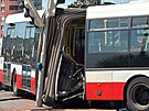 Nehoda autobusu MHD blokuje kiovatku ve vehlov ulici na Praze 15. (4. dubna...