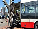 Nehoda autobusu MHD blokuje kiovatku ve vehlov ulici na Praze 15. (4. dubna...