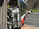 Nehoda autobusu MHD blokuje kiovatku ve vehlov ulici na Praze 15. (4. dubna...