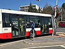 Nehoda autobusu MHD blokuje kiovatku ve vehlov ulici na Praze 15. (4. dubna...