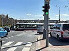 Nehoda autobusu MHD blokuje kiovatku ve vehlov ulici na Praze 15. (4. dubna...