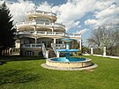 Zbraslavská vila jde po dlouhých letech k zemi. Budova, n�kterými ozna�ována...