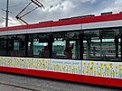 V Brn rozkvetla tramvaj, zdob ji jarn malby dt i skuten kvtiny