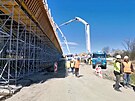Stavebnci betonuj most v Porub u Valaskho Mezi