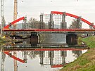 Silnii u Napajedel dokonuj impozantn oblouk mostu pes eku Moravu. Most...