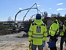 Stavebnci betonuj most v Porub u Valaskho Mezi, kter je soust...