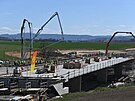 Stavebnci betonuj most v Porub u Valaskho Mezi, kter je soust...