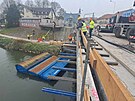 Na hladinu eky Moravy v Uherskm Hraditi stavebnci ukotvili pontony. Pomohou...