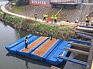 Na hladinu eky Moravy v Uherskm Hraditi stavebnci ukotvili pontony. Pomohou...