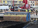 Stavebnci poloili na hladinu eky Moravy v Uherskm Hraditi speciln...