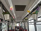 Vezeme vm jaro, hls brnnsk tramvaj vyzdoben polepy i pmo kvtini...