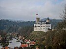 Sttn hrad Romberk se ty na skalnm ostrohu, kter dokola obtk eka...