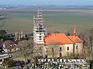 Pohled z dronu na opravovan mskokatolick kostel v ernilov (4. nora 2025)