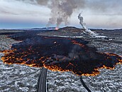 Sopená erupce poblí msta Grindavík na poloostrov Reykjanes na Islandu (21....
