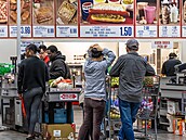 Fronty u pokladen v americkém supermarketu Costco v Duluthu ve stát� Georgia...