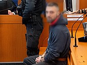 P�tat�icetiletý mu� stojí p�ed soudem za ubodání o rok star�í �eny na zastávce...