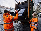 Denn� popelá��m rukama projde zhruba p�t tun odpadk� Pra�an�, s jejich...