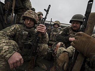 Zatímco tisíce Ukrajinc� bojují, mnoho z nich rad�i zvolilo út�k do zahrani�í. 