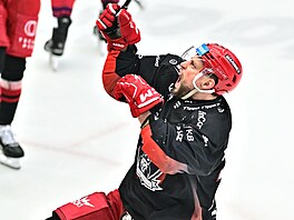 Hradecký kapitán Tomá� Pavelka oslavuje gól do pardubické branky.