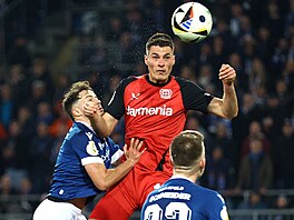 Patrik Schick z Leverkusenu hlavikuje mezi hrái Bielefeldu.
