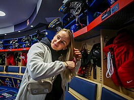 Tereza Vani�ová v kabin� �eských hokejistek pro mistrovství sv�ta 2025.