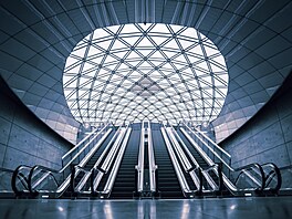 Pozoruhodná je zvenku, ohromující zevnit�. Triangeln, stanice usazená v centru...