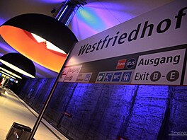 Nep�ehnané ale p�sobivé. Mnichovskou Westfriedhof dozdobily ob�í lampy, které...