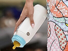 Detail kabelky ve tvaru kojenecké lahvi�ky na mléko od zna�ky Moschino. (10....