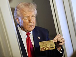 Americký prezident Donald Trump poprvé ukázal zlatou kartu, která umonuje...
