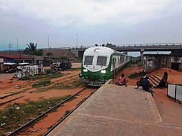 P�ím�stský motorový vlak �Automora� indické provenience z Maputa, hlavního...