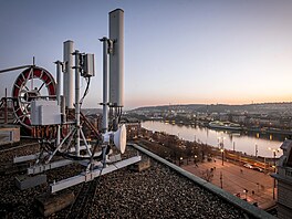 No�ní Praha od BTS spole�nosti Cetin v Gorazdov� ulici
