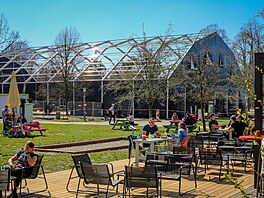 Na Sokolském ostrov� vzniká fanzona. Snímek je v páte�ního odpoledne.