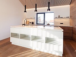 Doplnil jej dub na podlahách, který p�e�el plynule na kuchy�skou sestavu, ta...