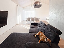 D�m je jednopodla�ní, osov� symetrický a jeho konstrukce je skv�le jednoduchá.