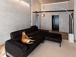 Velkorysý otev�ený krov dopl�ují d�ev�né lamely pro zlep�ení akustiky i jemnost...